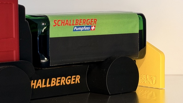 Detailaufnahme des grünen Schallberger Pumpfasses und des gelben Anbauteils