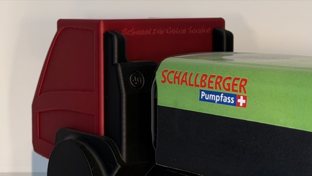 Nahaufnahme von Kabine und Schallberger Pumpfass des AEBI Transporters