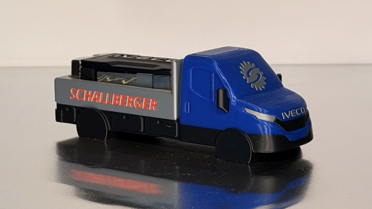Nahaufnahme der blau-grauen IVECO Daily Schlüsselablage mit roter Schallberger-Beschriftung